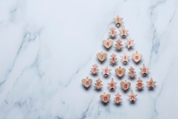 Calendario dell'avvento natalizio festivo realizzato con forme in legno