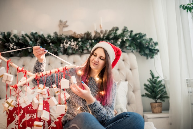 Calendario dell'avvento nelle mani di una ragazza, una sorpresa in una scatola, regali di natale.