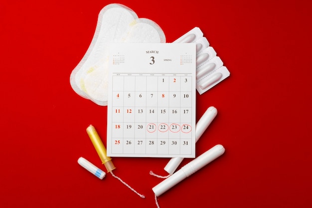 Calendario delle mestruazioni con assorbenti e tamponi, pillole