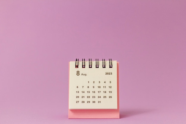 Calendario desktop per agosto 2023 su sfondo rosa