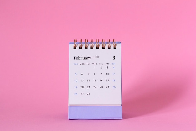 Calendario desktop per febbraio 2023 su sfondo rosa