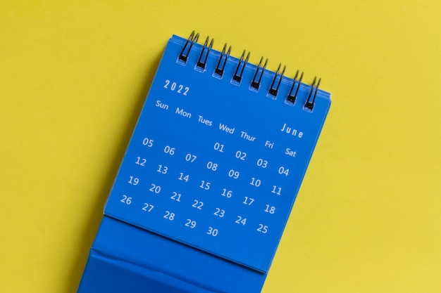 Calendario desktop per giugno 2022 su sfondo giallo