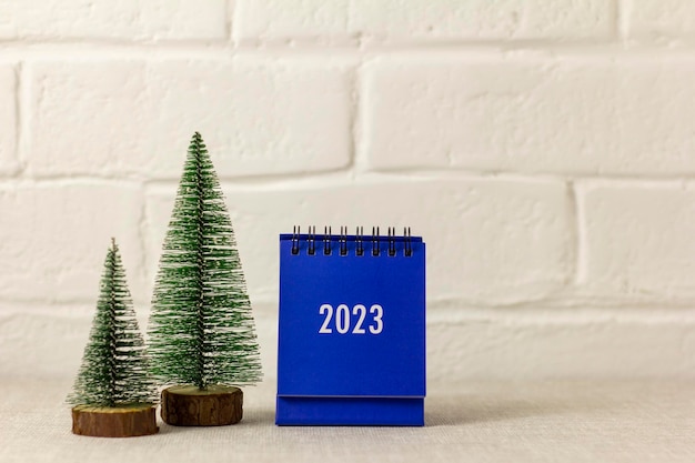 Calendario desktop per il nuovo anno 2023 su sfondo chiaro