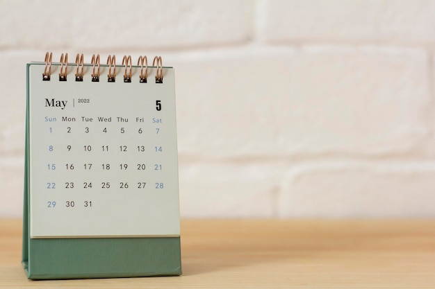 Calendario desktop per maggio 2022 per la pianificazioneLa primavera è in cantiere