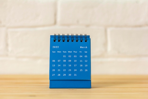 Calendario desktop per marzo 2022 su sfondo chiaro