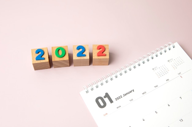 Calendario di Capodanno 2022 su sfondo rosa