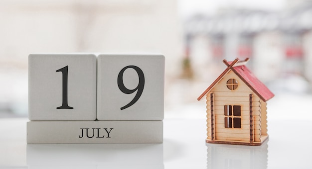 Calendario di luglio e casa dei giocattoli. 19 ° giorno del mese. Messaggio della carta da stampare o ricordare