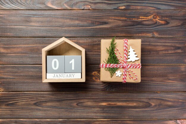 Calendario di Natale 1 gennaio, regalo di Natale, rami di abete su legno bianco