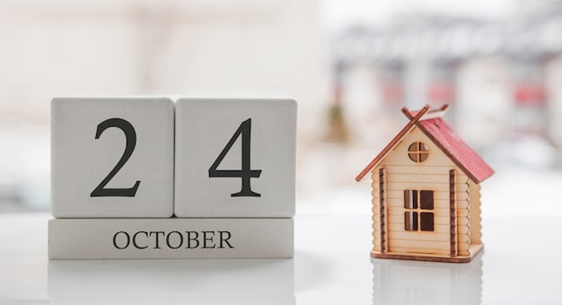 Calendario di ottobre e casa dei giocattoli. 24 ° giorno del mese. Messaggio della carta da stampare o ricordare