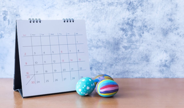 Calendario di Pasqua felice con un uovo di Pasqua. Concetto di vacanze festive di Pasqua.