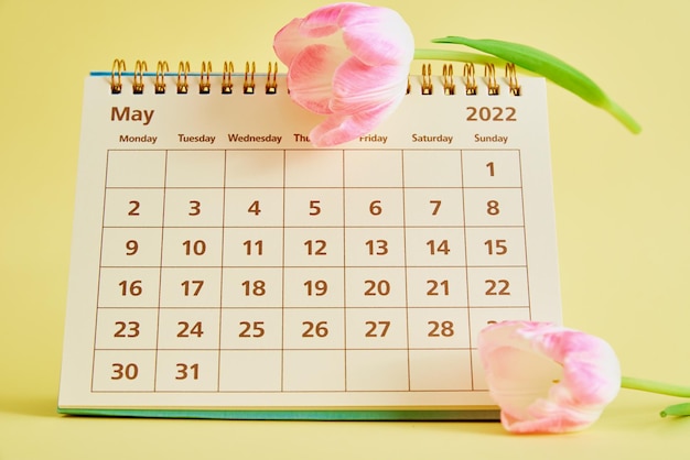 Calendario e fiori da vicino