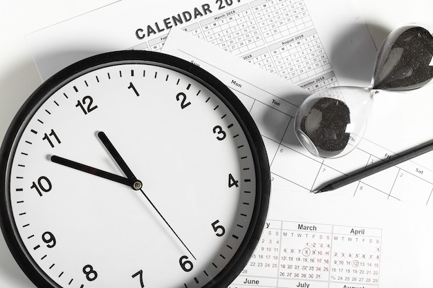 Calendario e orologio su sfondo bianco