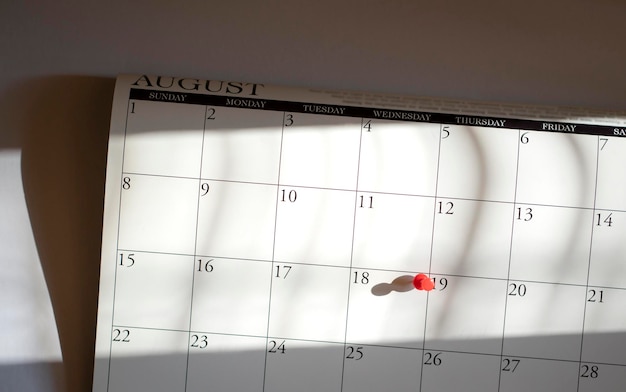 Calendario e segnato la data con puntina rossa