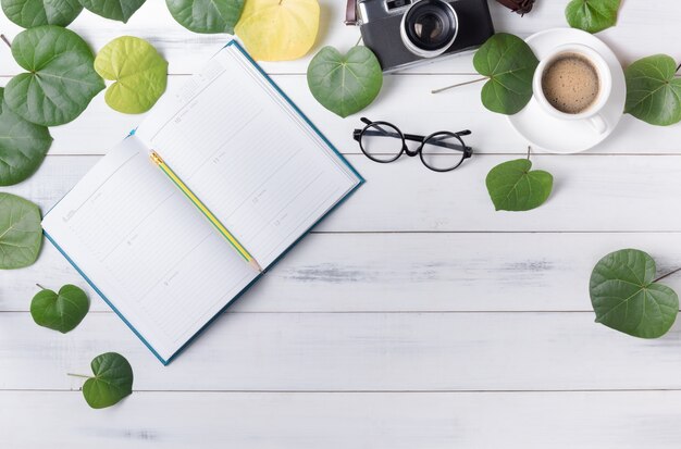 calendario in bianco con cuore a forma di foglia verde e caffè