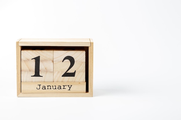 Calendario in legno 12 gennaio su sfondo bianco