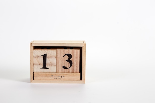 Calendario in legno 13 giugno su sfondo bianco