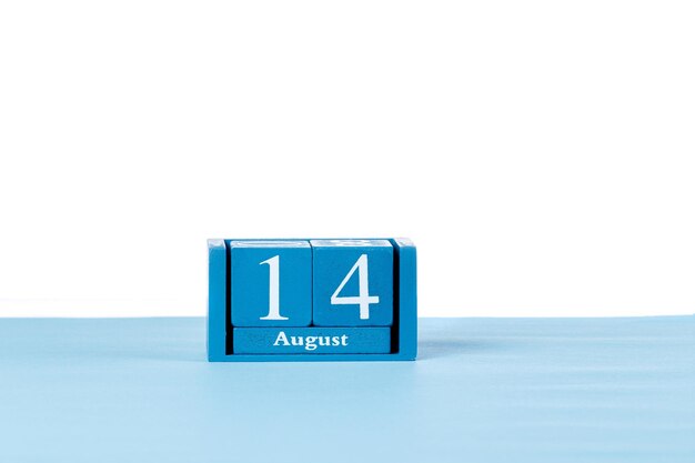 Calendario in legno 14 agosto su sfondo bianco da vicino