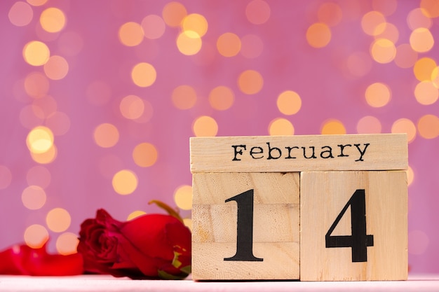 Calendario in legno 14 febbraio su bokeh rosa