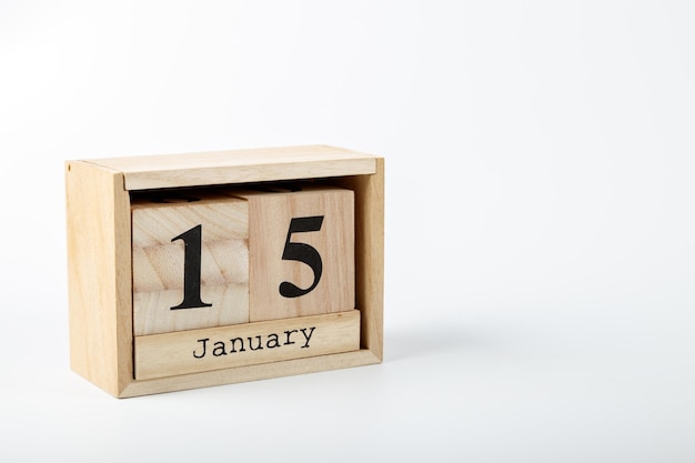 Calendario in legno 15 gennaio su sfondo bianco