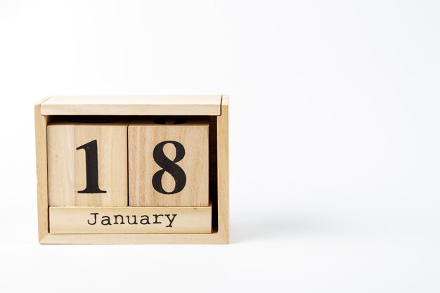 Calendario in legno 18 gennaio su sfondo bianco