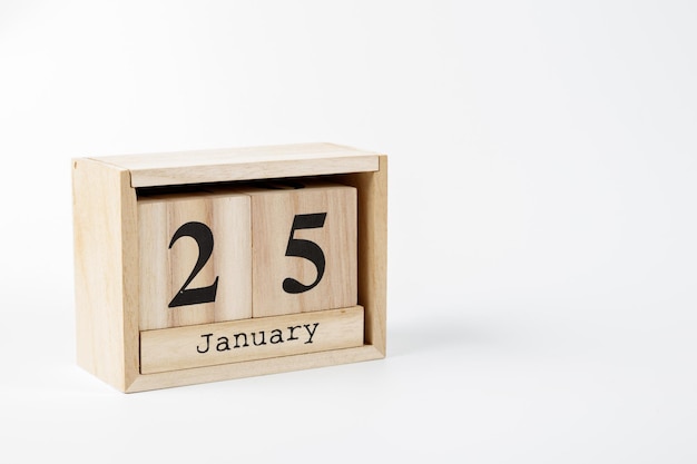 Calendario in legno 25 gennaio su sfondo bianco