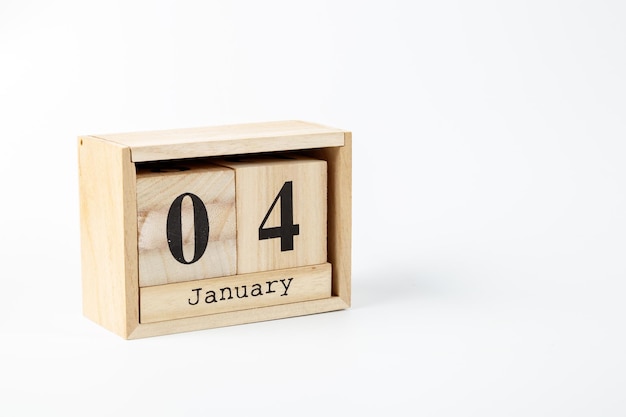 Calendario in legno 4 gennaio su sfondo bianco