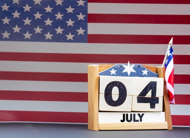 Calendario in legno 4 luglio con una bandiera americana ai generati