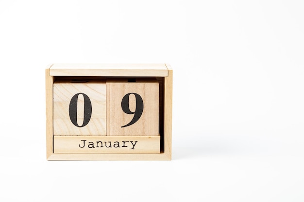 Calendario in legno 9 gennaio su sfondo bianco