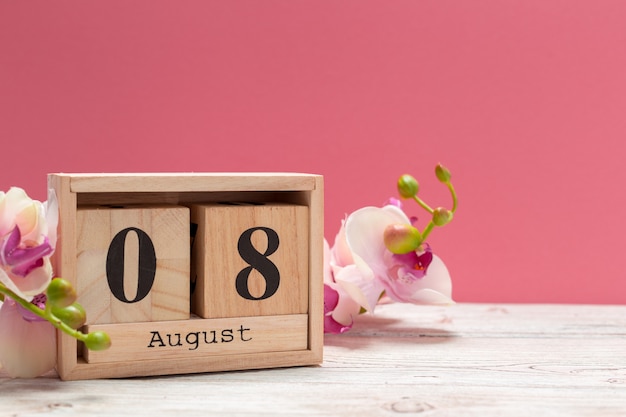 Calendario in legno a forma di cubo per l'8 agosto sul tavolo di legno