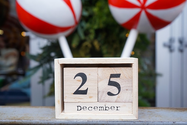 Calendario in legno con data di Natale. Avvicinamento.