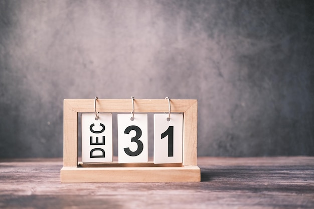 Calendario in legno impostato su dicembre