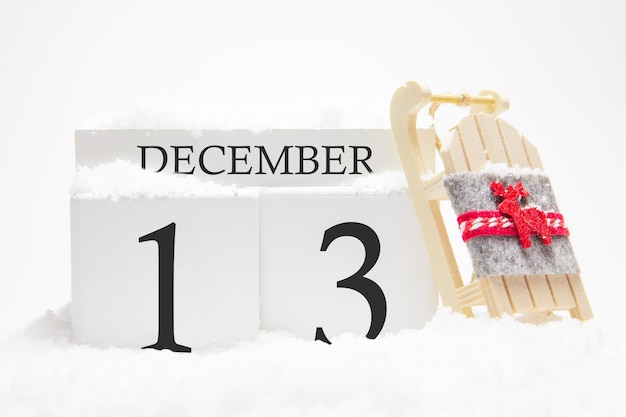 Calendario in legno per il 13 dicembre del mese invernale.