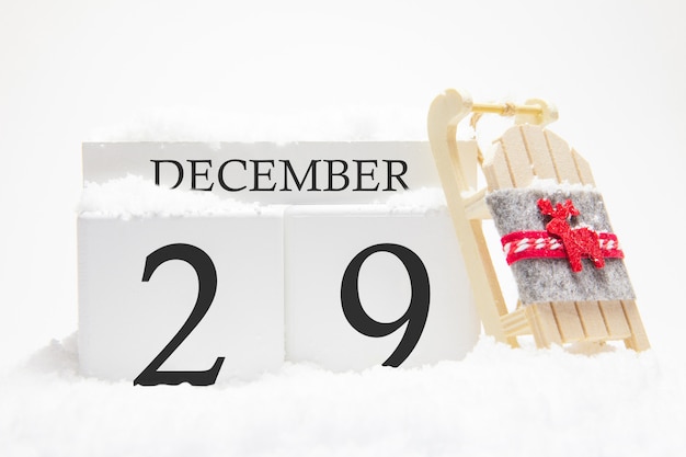 Calendario in legno per il 29 dicembre del mese invernale.