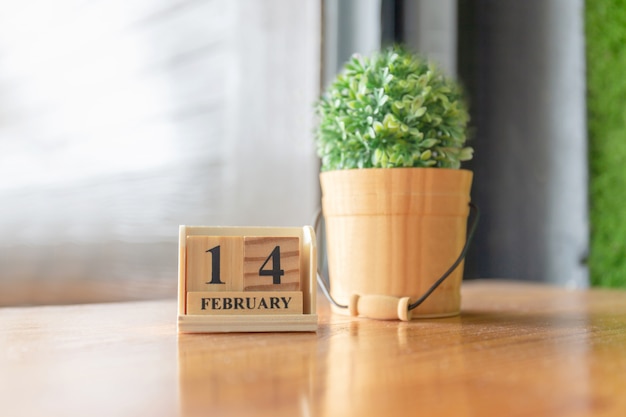 Calendario in legno sul tavolo