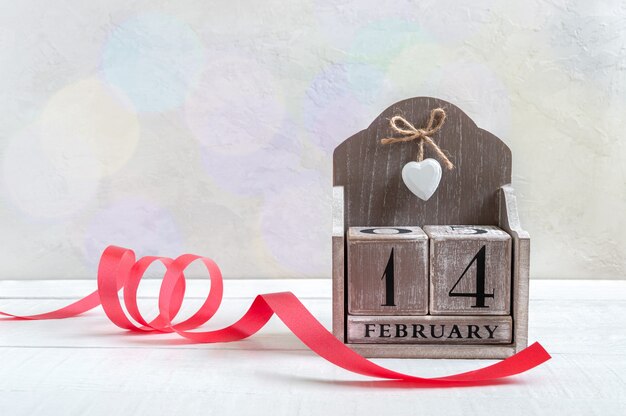 Calendario perpetuo in legno in data 14 febbraio. San Valentino. Cartolina. Spazio libero per i tuoi progetti migliori.