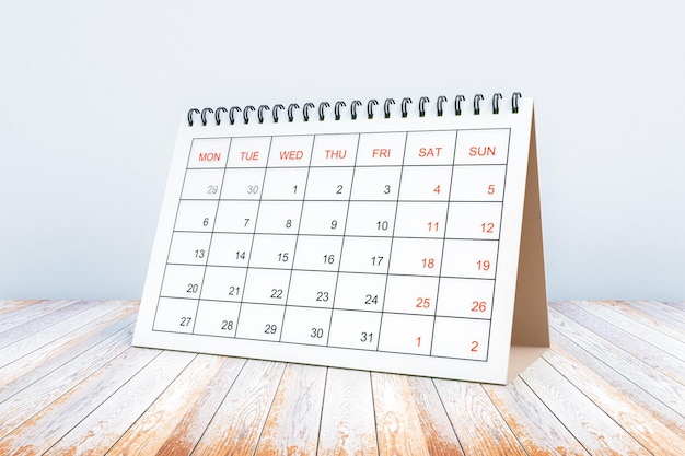 Calendario su superficie di legno