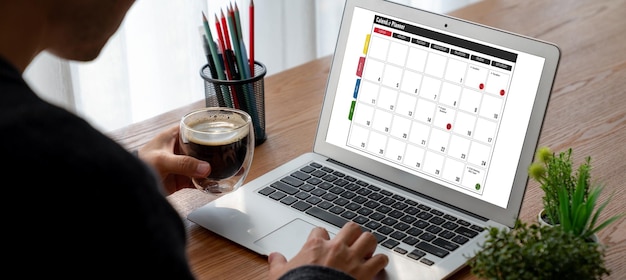 Calendario sull'applicazione software per computer per la pianificazione del programma alla moda per l'agenda personale e il business online