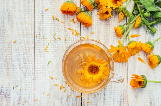 Calendula tè e fiori. Messa a fuoco selettiva natura.