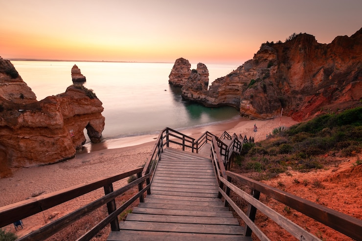 Calette e scogliere a Ponta da Piedade, il luogo più famoso della regione dell'Algarve, in Portogallo