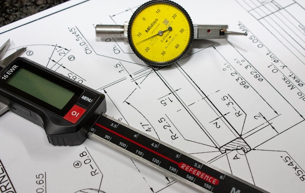 Calibro e orologio per lavorazioni in piano per la misura delle dimensioni