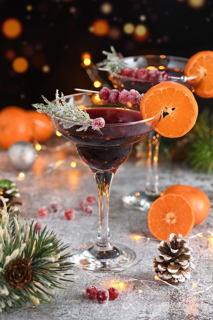 Calice con mirtilli rossi Margarita con mirtilli rossi canditi, rosmarino e mandarino. Cocktail perfetto per una festa di Natale