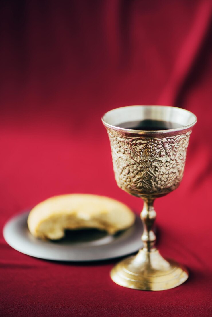 Calice di pane non lievito di vino d'argento kiddush coppa di vino su sfondo rosso Comunione natura morta concetto di comunione cristiana per il ricordo del sacrificio di Gesù Pasqua