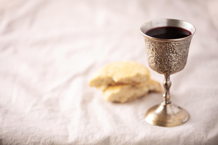 Calice di pane non lievito di vino d'argento kiddush tazza di vino su sfondo di tela Comunione natura morta concetto di comunione cristiana per il ricordo del sacrificio di Gesù Pasqua