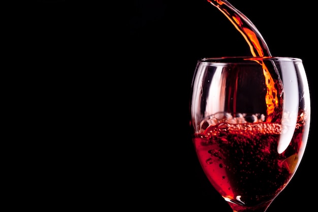 Calici riempiti con vino