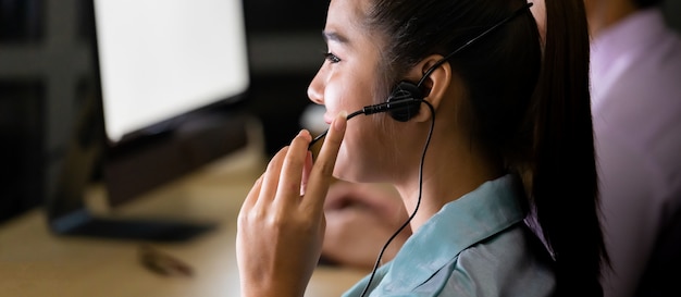 Call Center che lavora di notte.