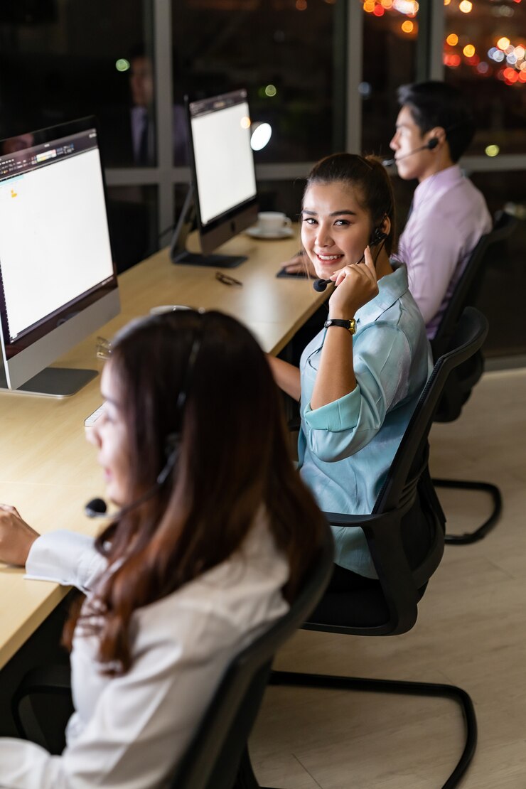 Foto call center che sorride con la notte