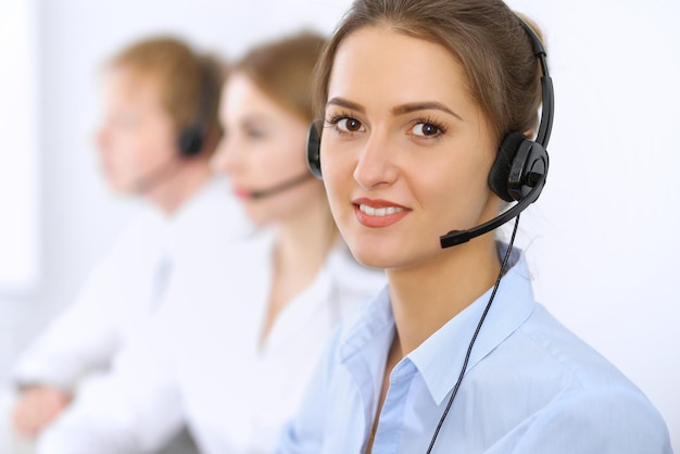 Call center. Concentrarsi sulla bella donna in cuffia.