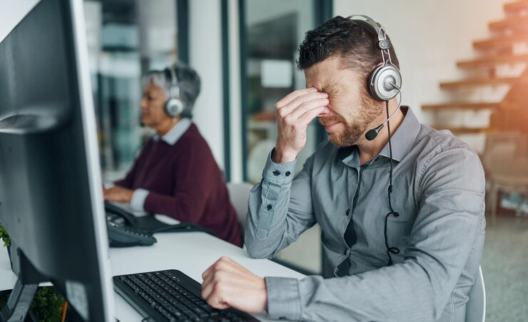 Foto call center depressione o uomo d'affari con stress mal di testa in ufficio sopraffatto dalla paura fallimento o errore crm vertigini di ansia o consulente frustrato dalla pressione del carico di lavoro delle telecomunicazioni o crisi di faq