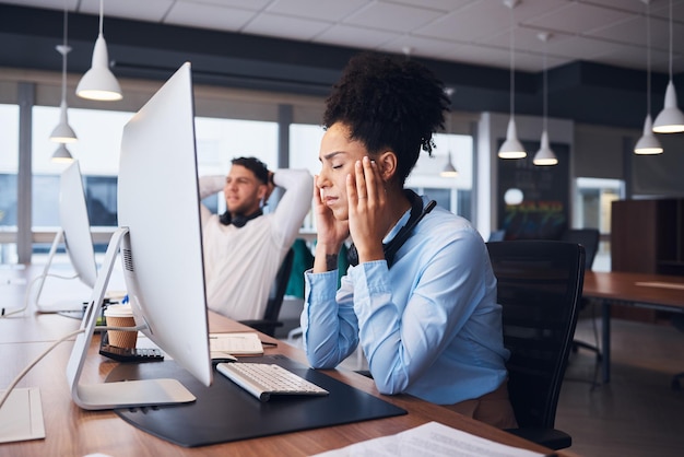 Call center di burnout e donna di colore con mal di testa in ufficio durante la consulenza in crm o servizio clienti Problema di stress o 404 consultazione da parte di una ragazza con problema frustrato o fallimento nel supporto online