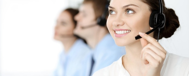 Call center. Diversi operatori del servizio clienti in cuffie al lavoro in ufficio. Concetto di affari.